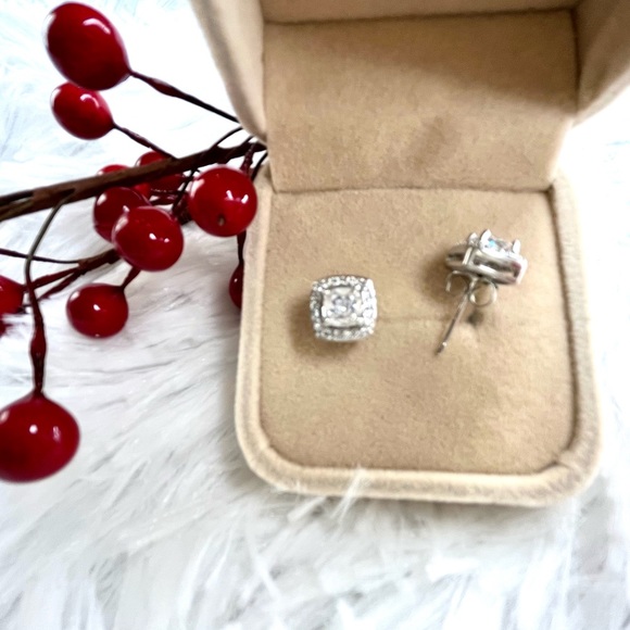 New Simulated Diamonds 925 Sterling Silver Stud Earrings - Picture 8 of 12
